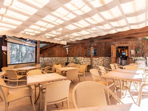 El J&M Bar Restaurante - en el camping Las Corralizas